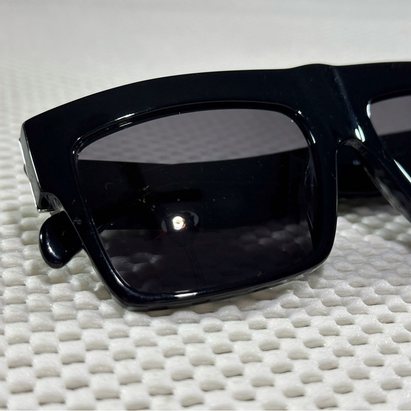 [SOLD OUT] CELINE 3 dots CL41756 8073H 56-17 Black Sunglasses - Picture 7 of 8